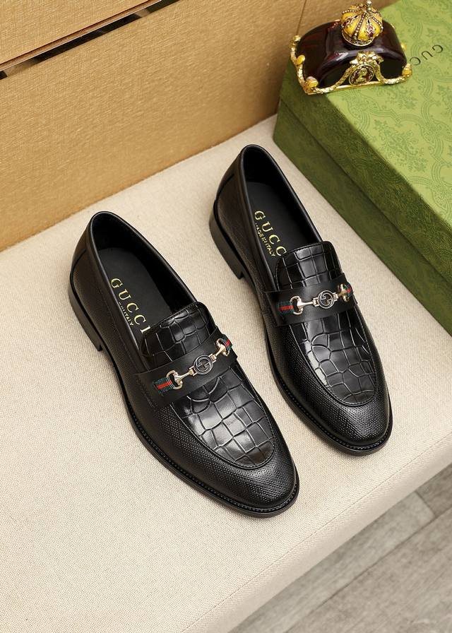 商品商标：Gucci 古驰 休闲皮鞋 正码码数: 38-44 45.46订制 商品材料：精选 进口头层小牛皮圧花鞋面+奢华五金扣，进口小染牛皮内里。强烈立体视觉